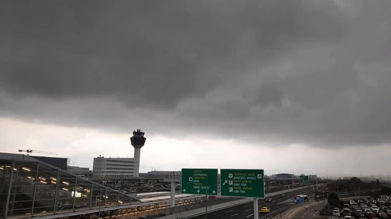 Wall cloud: Τι είναι το εντυπωσιακό καιρικό φαινόμενο που σκέπασε την Αττική-Εικόνα